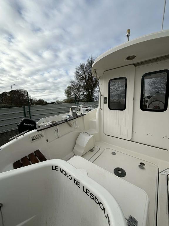 		QUICKSILVER 580 PILOTEHOUSE